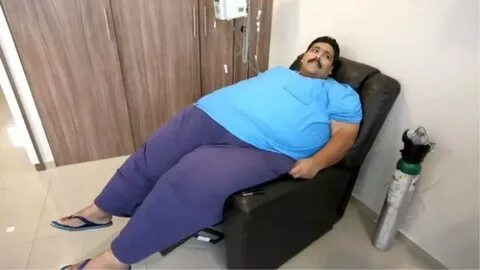 Жалаңаш жігітті қыздар қарап жатыр