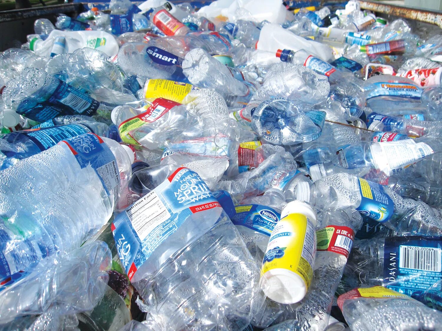 Пластиковых отходов. Утилизация пластиковых бутылок. Пластиковые отходы. ПЭТ бутылки отходы.