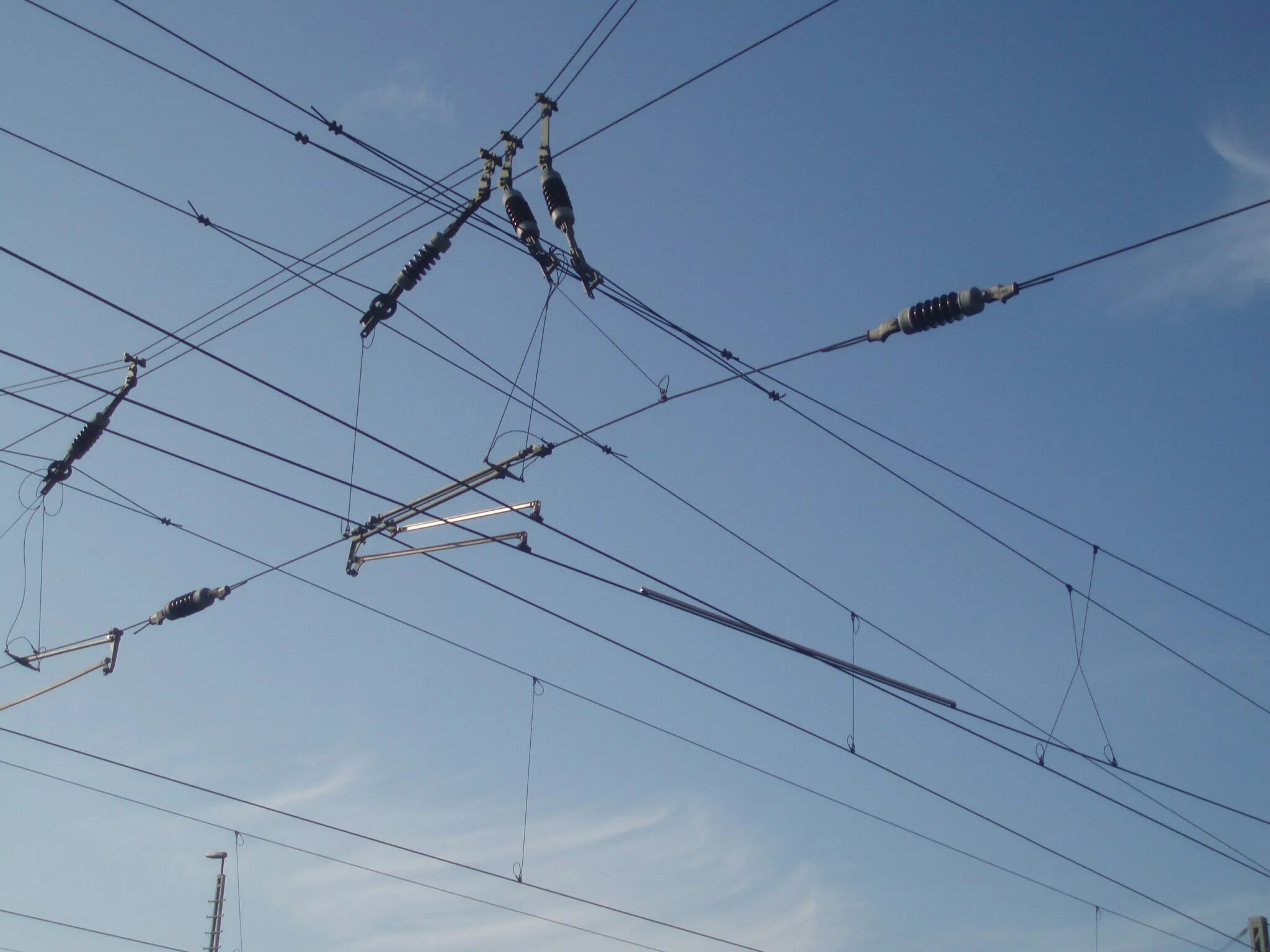 зажим контактная сеть. зажим кс052. кс 046-6 зажим. 1. троллейбусная контактная подвеска.