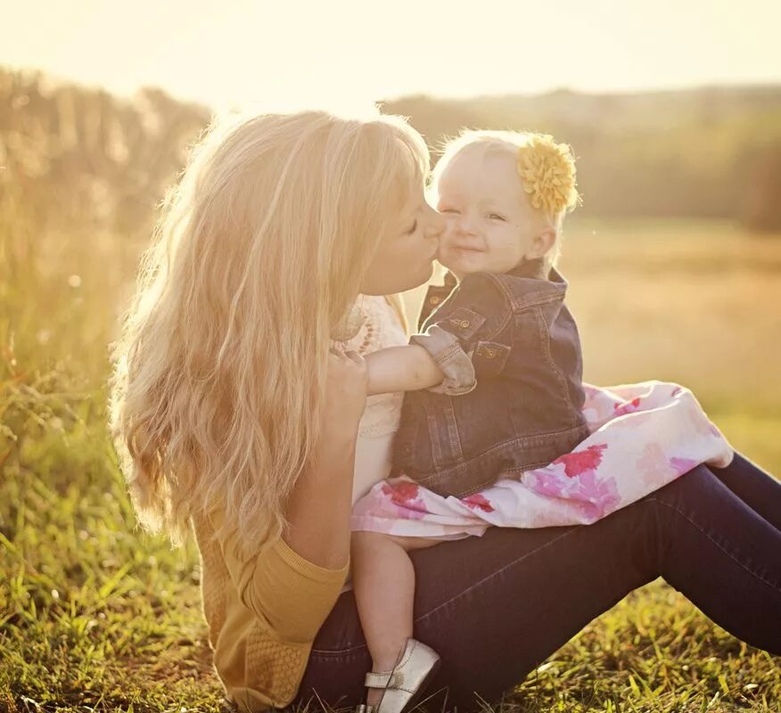 Lusted daughter. Мама и дочка. Малыш и мама. Фотосессия мама и малыш. Красивая мама с ребенком.