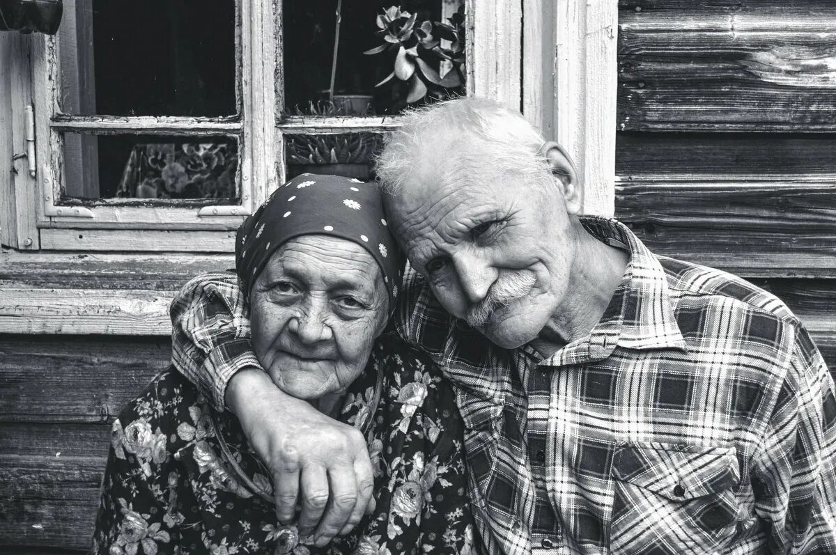 Выйти замуж на пенсии. Пожилые люди. Бабушка и дедушка в деревне. Старые родители. На деревню к дедушке.