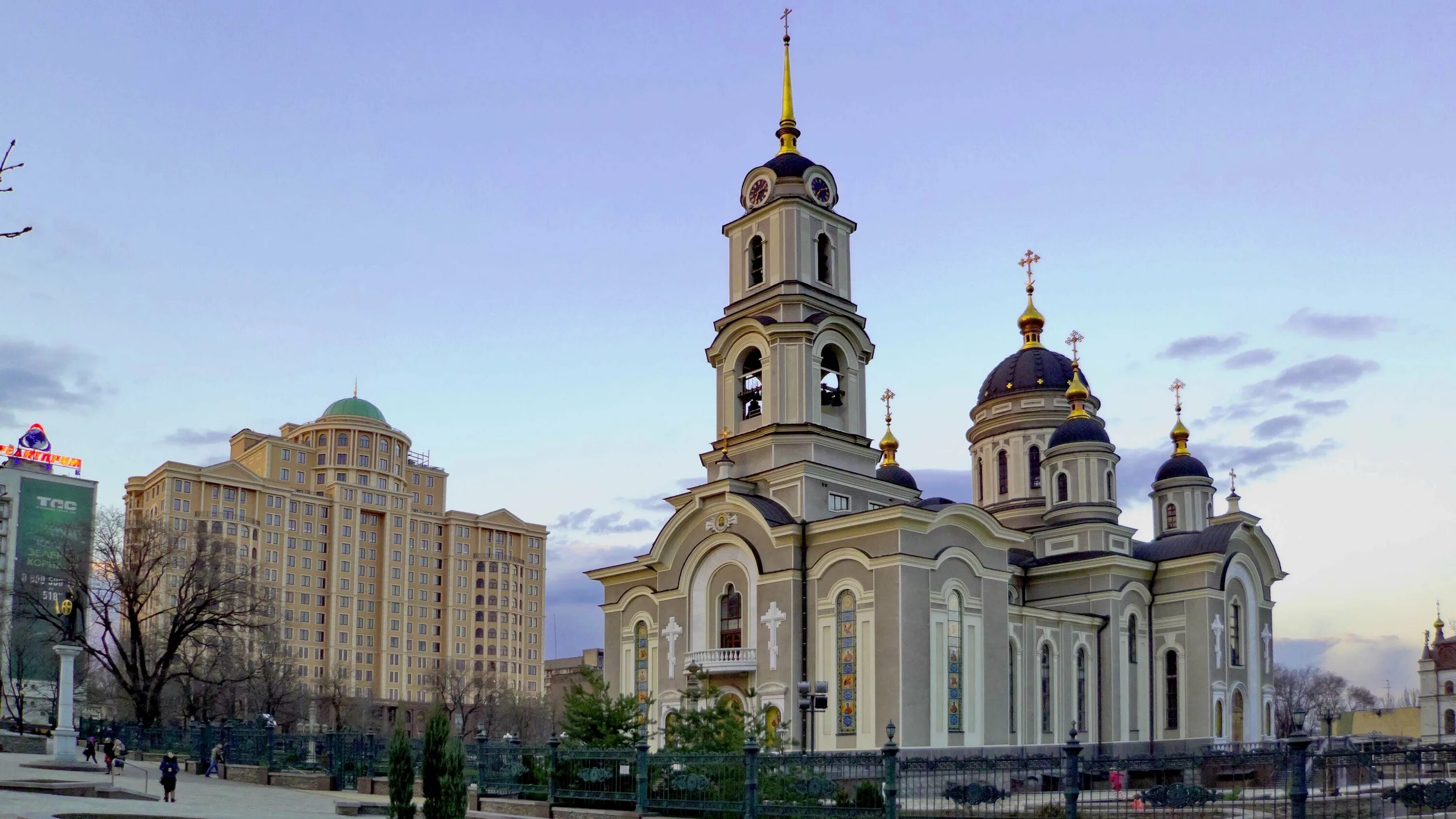 Свято-николаевский храм (кировский район донецка). Храмы донецка днр. Храм покрова пресвятой богородицы (донецк). Донецк ленинский проспект храм петра и февронии. Спасо-преображенский собор в донецке донецке.