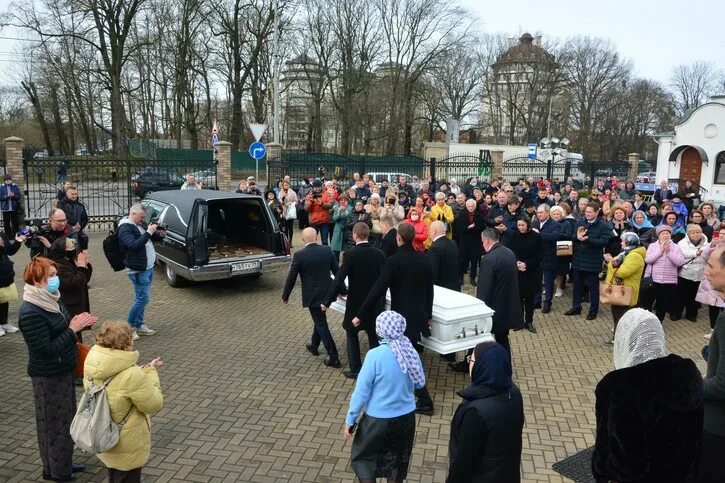 Могила Александры Яковлевой в Калининграде. Отпевание Яковлевой в Калининграде. Похороны Яковлевой Александры на кладбище Калининграда.