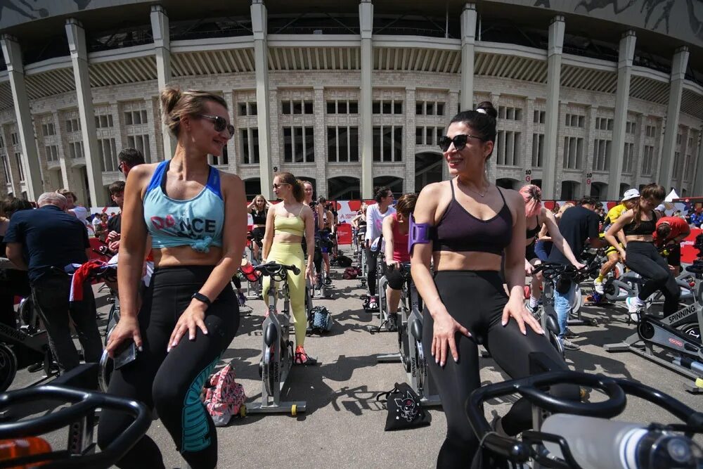 100 московский спорт. Спортивные люди. занятие спортом. московский спорт в лужниках 2023. 100 лет московскому спорту в лужниках.