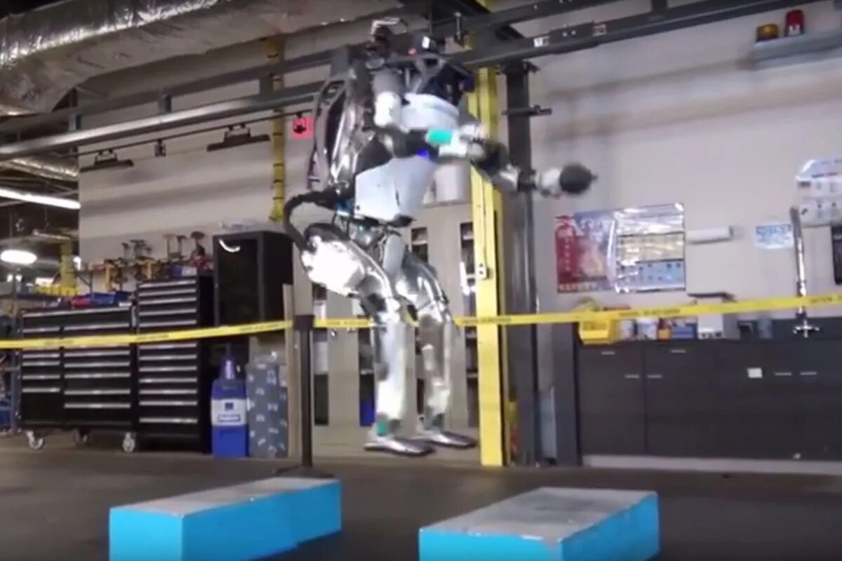 Astrobee наса. Atlas от boston dynamics. Российский робот. Илон маск про бостон динамикс. Испытание роботов.