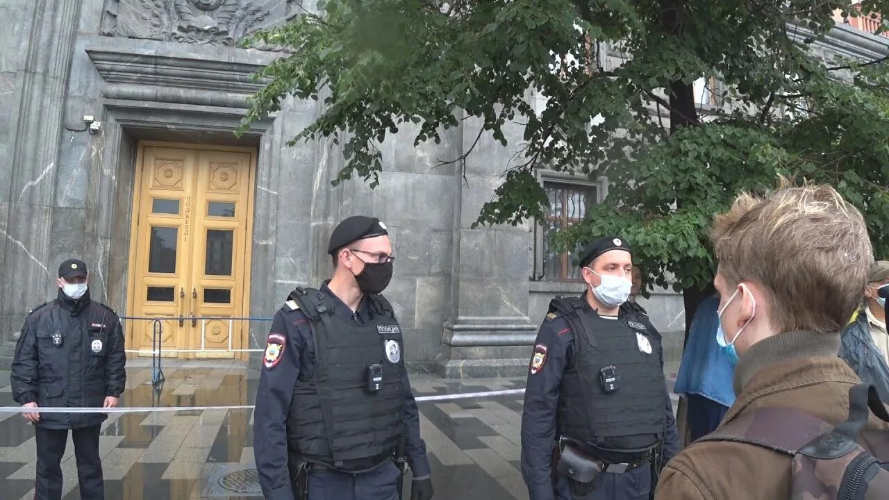 Напротив полиции