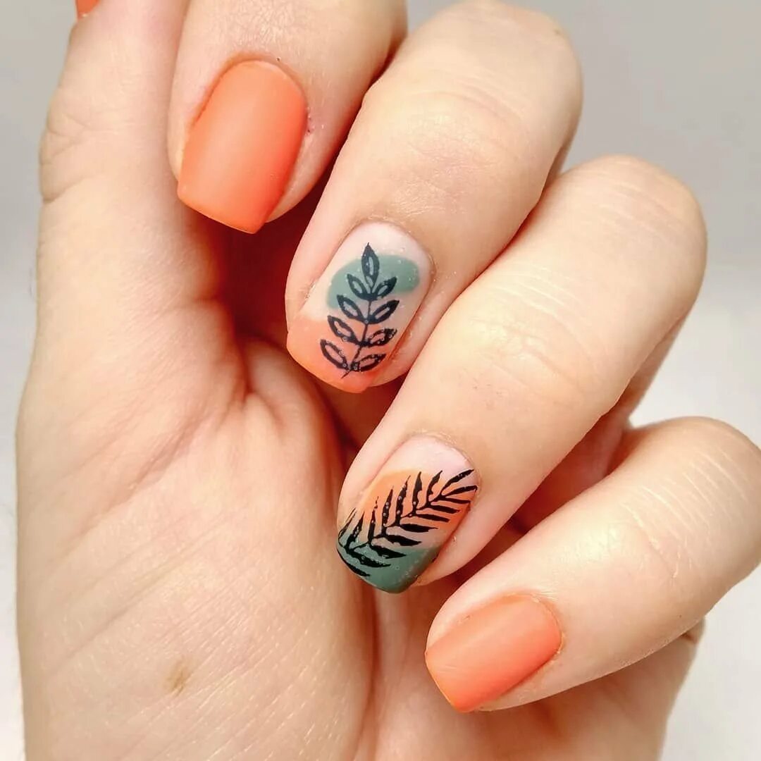 Дизайн ногтей веточки. Оранжевый маникюр с листьями. Ногти с веточками и листиками. Листья на ногтях. Маникюр с веточками и листочками.