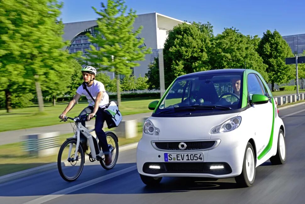 Электромобиль. Smart Fortwo Electric Drive. Электро Smart Fortwo. Электромобили в городе. Электромобиль на улицах города.