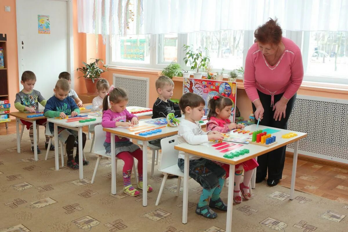 Занятия в садике. Детский сад. Дети в детском саду. Дети на занятии в детском саду.