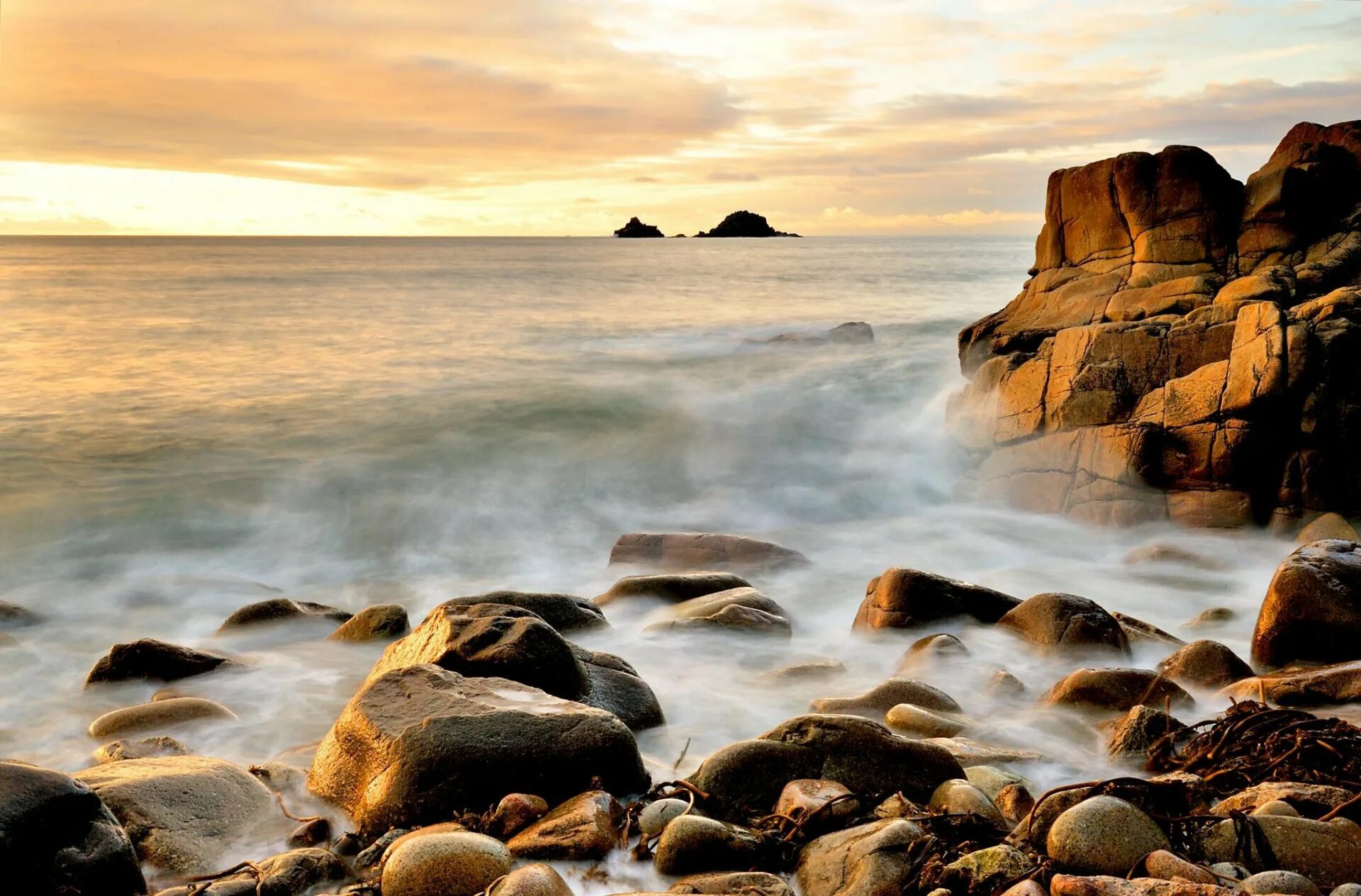 Каменистый берег море Прибой. Берег моря с волной на камни. Пейзаж море. Море камни. Морской сток