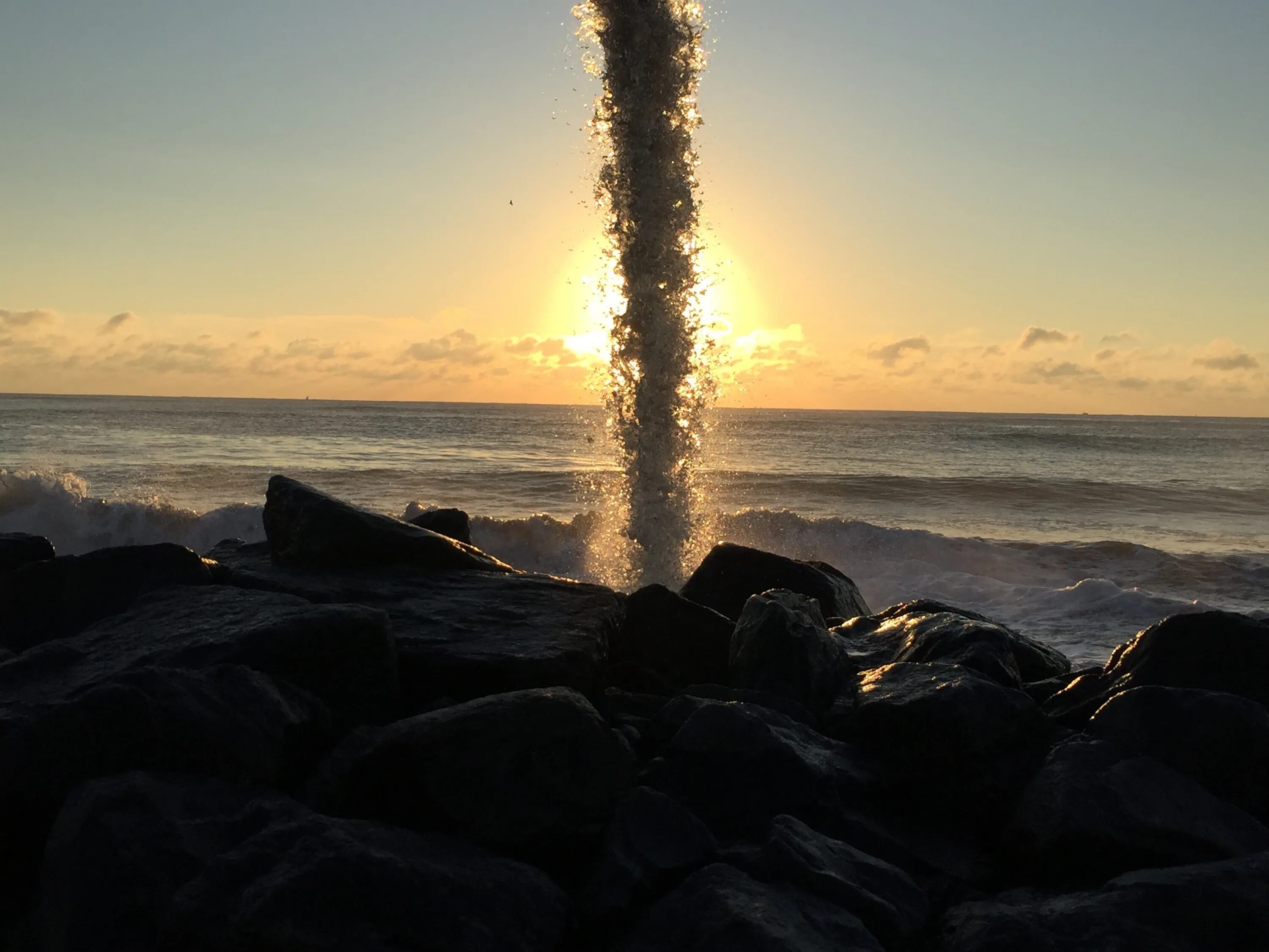 Водопад солнце море. Водопады на Восходе солнца. Пляж картинки. Медитация на закате на берегу моря. Пляж жар нежных
