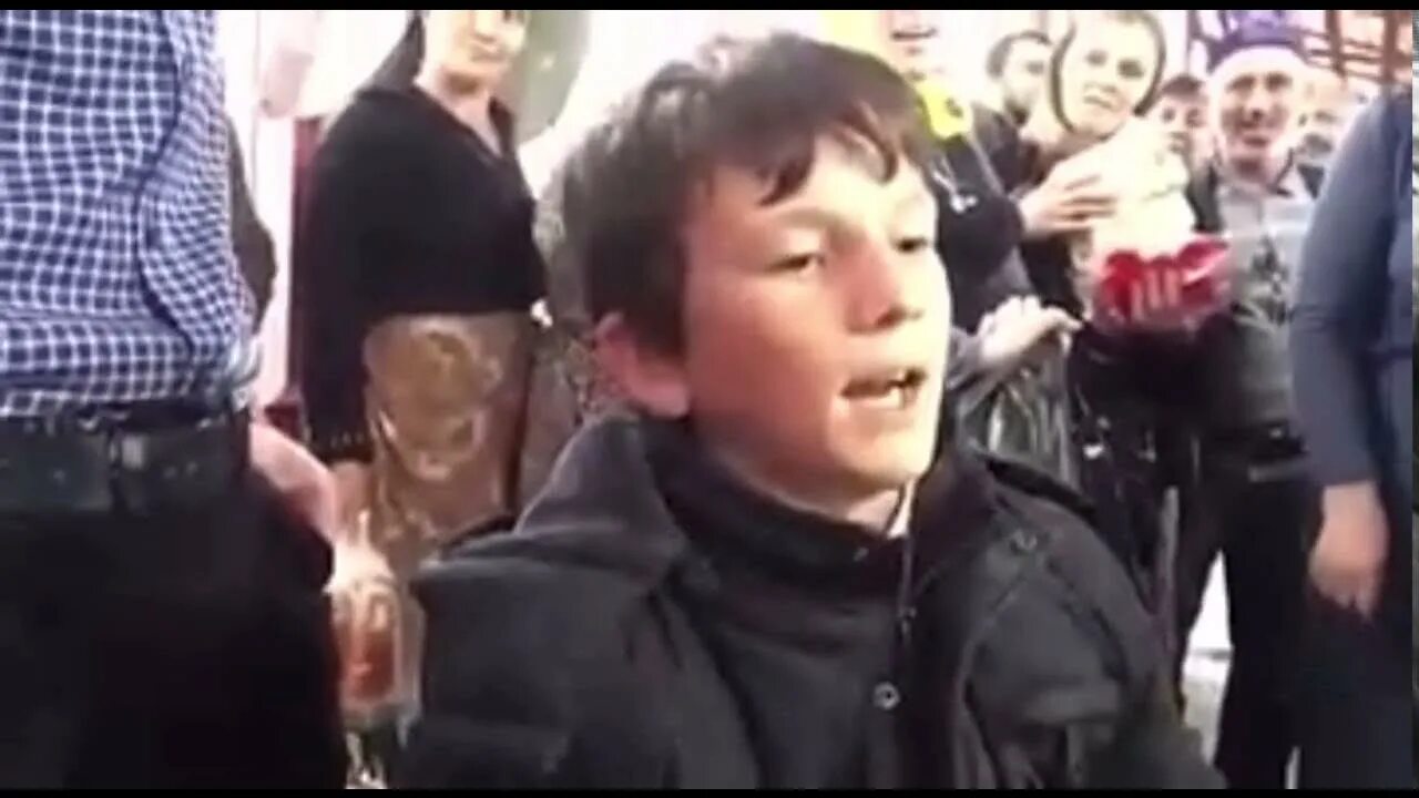 Чеченская балалайка. Мальчики в чечне поют. Парень поет чечня. Парень поет чечня. Парень поет чечня.