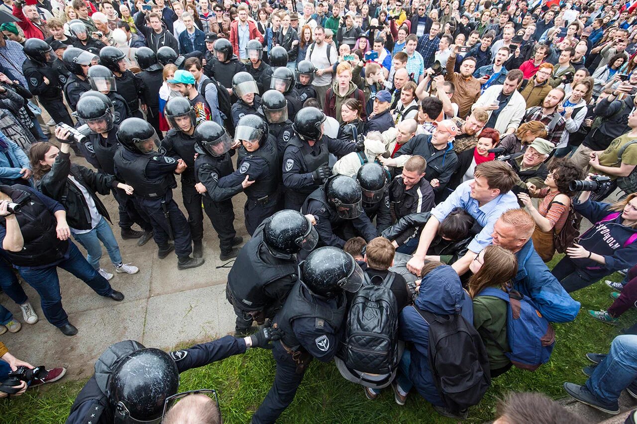 Толпа митингующих. Митинг. Политические митинги в России. Толпа протестующих.
