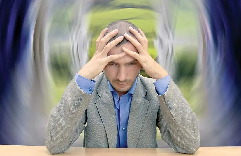 Что делать если кружится голова. У человека кружится голова. Кручащийся человек фото. Потемнение в глазах и головокружение. Вертиго упражнения.