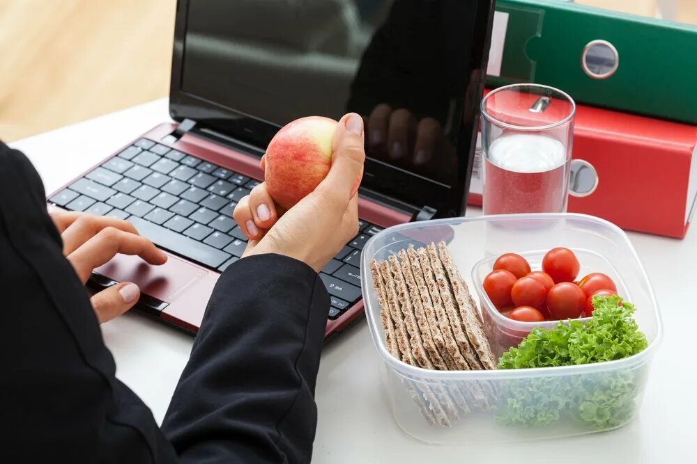 Питание на рабочем месте. Перекус. полезный перекус на работе. перекус в офисе. перекус на рабочем месте.