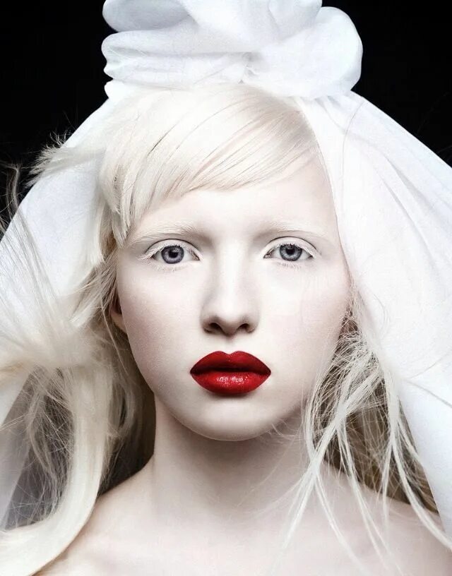 Аннасофия робб. Daria zhemkova (дарья жемкова). Девушки с белой кожей. Белая кожа у девушки. Девушка с белыми волосами.