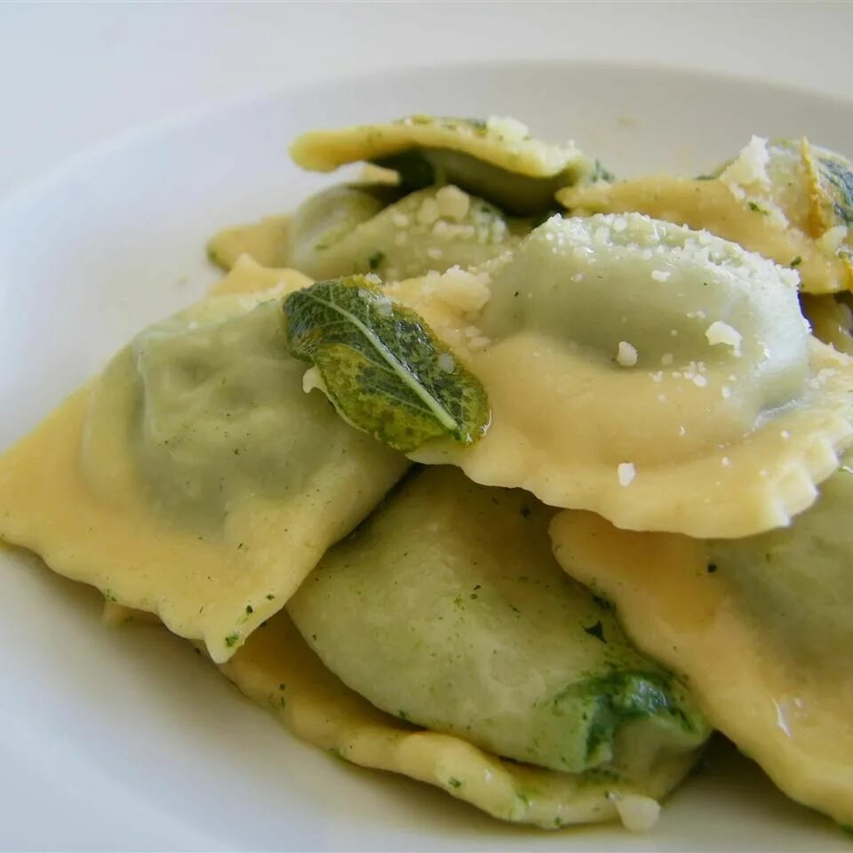 Сколько варить равиоли со шпинатом. Spinach and cheese ravioli. равиоли со шпинатом и кешью. кипрские равиоли. паста из равиоли.