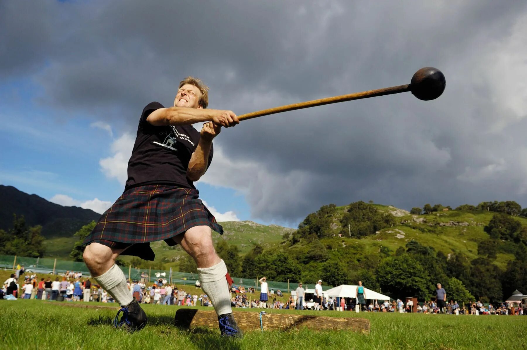 Шотландские Горские игры. Хайленд Шотландия. Метание молота в Шотландии. Highland games в Шотландии. Метание большого