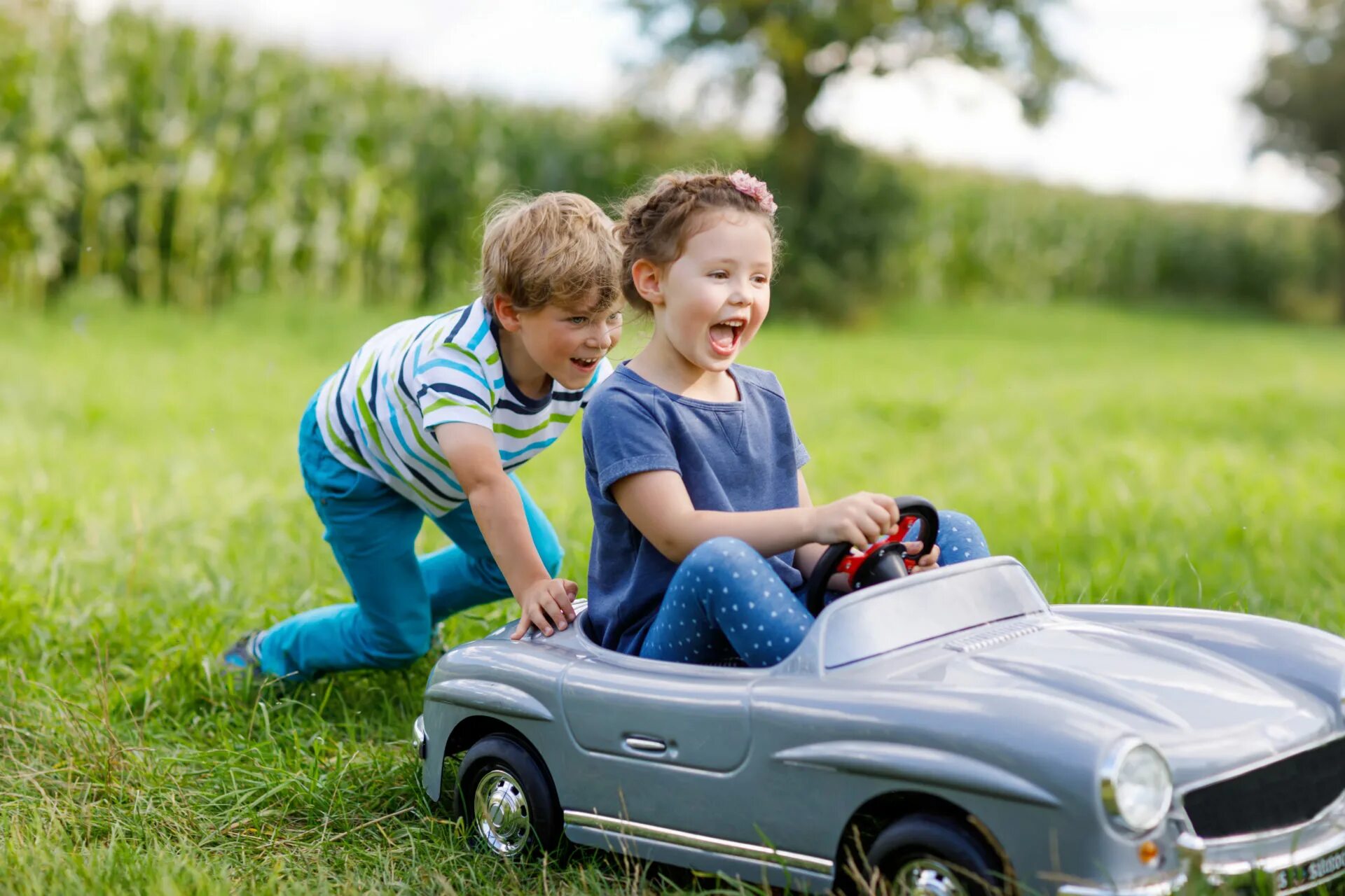 Sam drive a car for five. Младенец с машинкой. Мальчик играющий в машинки. Дети играют в машине. Дети играют в машинки.