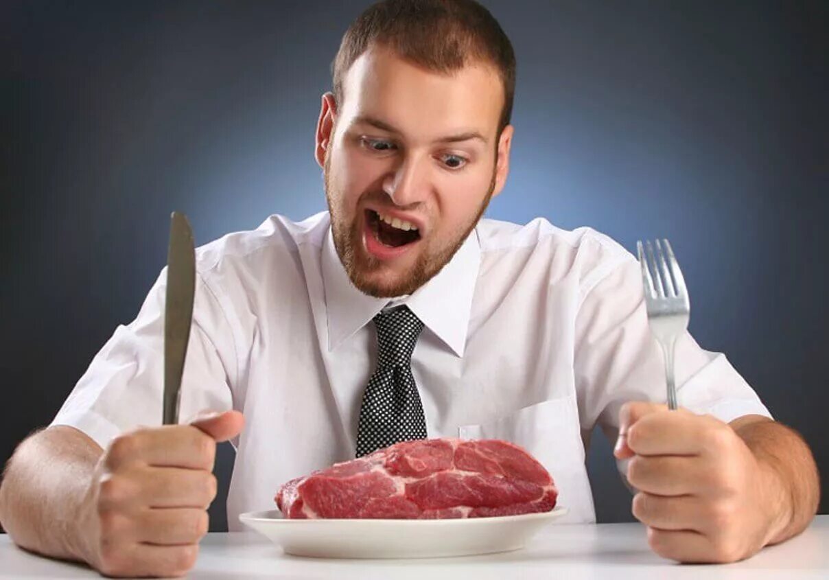 Можно ли человеку есть мясо. Голодный мужчина. Человек ест.