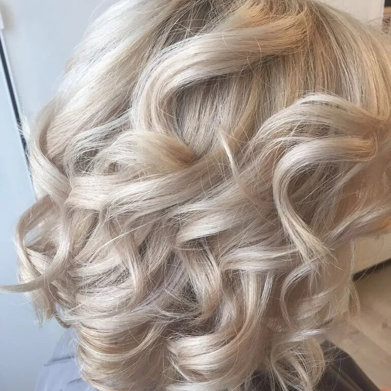 пепельно бежевый цвет волос. жемчужно перламутровый блонд. мелирование блондинок. холодный пепельный блонд. пепельный миллиривинь.