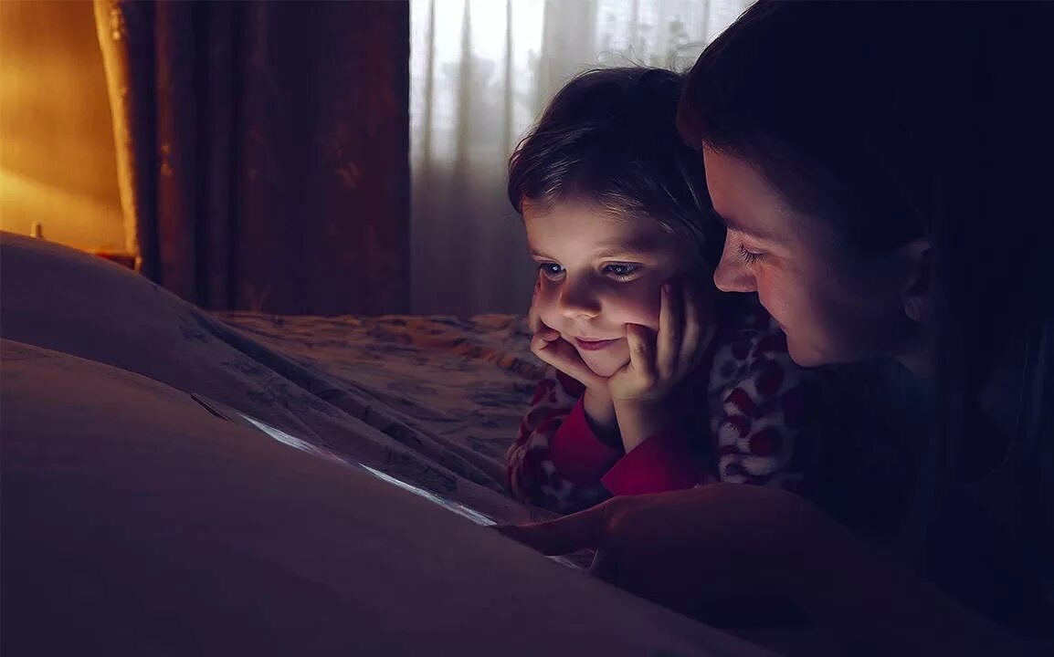 Мама наблюдает за дочкой с небой. Daughter watch nom. Daughter watches mom