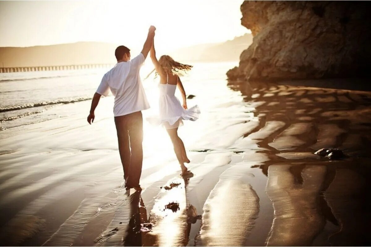 Идти по жизни вместе. "Счастливая пара" (Клаудио Ринальди). Влюбленные пары на море. Счастливые влюбленные. Мужчина и женщина на море.