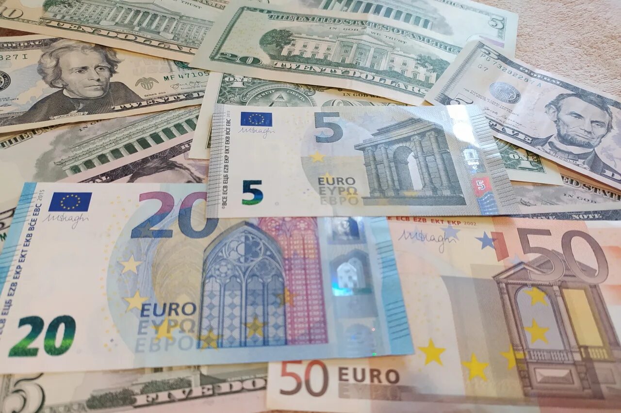 Национальная валюта евро. Валюта. Доллар и евро. Евро валюта. Европейские деньги.
