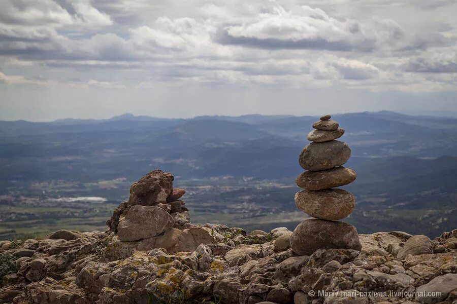 Friend stone. Алханай каменные пирамидки. Каменные пирамиды Алтай. Камни горного Алтая пирамидки. Гора башенки из камня.