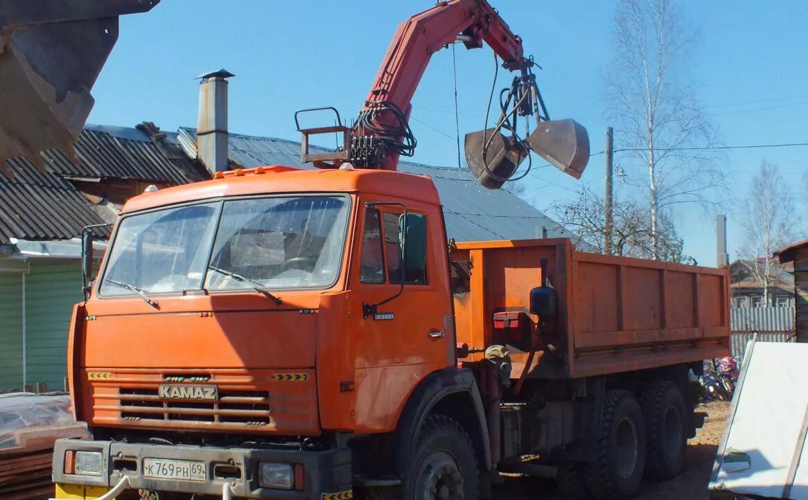 Манипулятор сельхозник. Камаз 43118 самосвал с грейфером. камаз самосвал с грейфером. камаз манипулятор с грейфером. камаз 4325 грейфер.