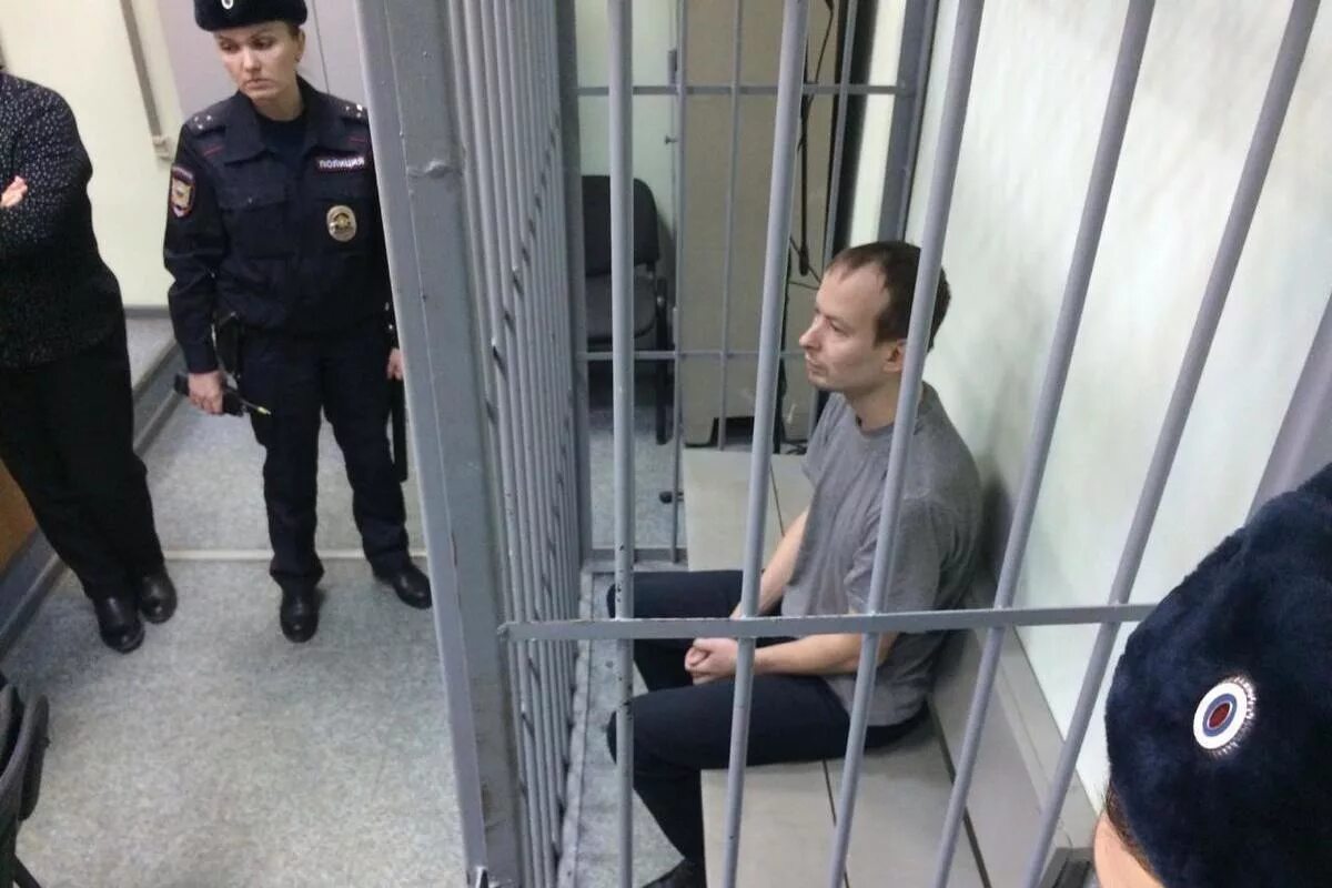 Лицо которому предъявлено обвинение называется. Подсудимый в суде. подозреваемый в суде. обвинение в суде. подозреваемый обвиняемый подсудимый осужденный.