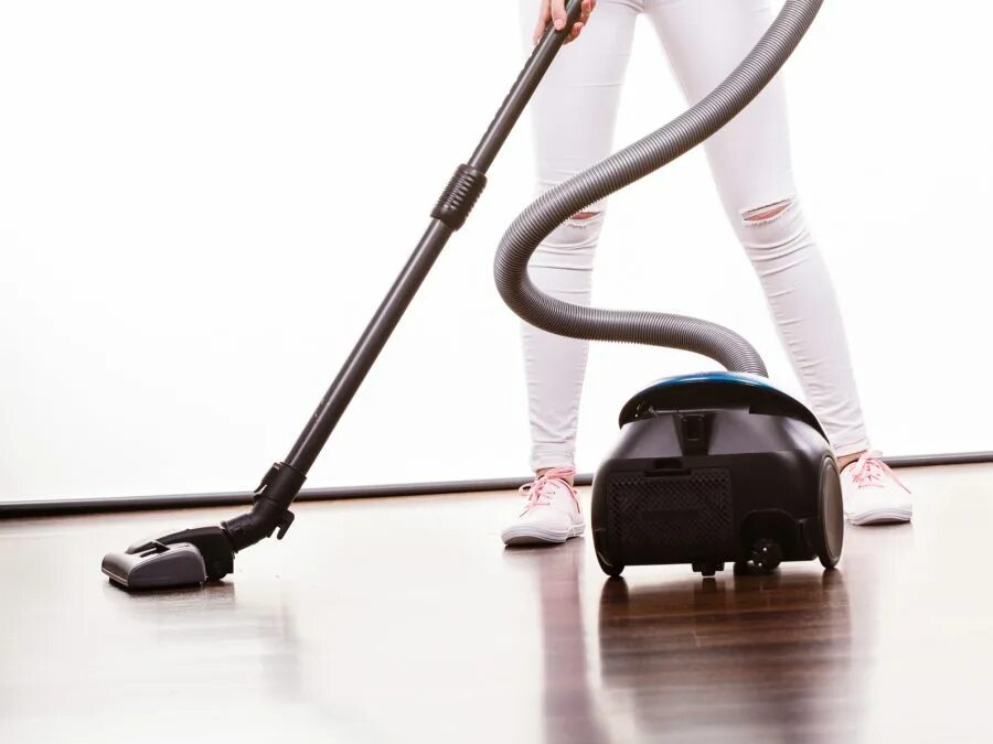 Уборка пылесосом. Пылесос на ковре. Уборка и гигиена. Девушка играет с пылесосом. Пылесос выключился во время уборки.