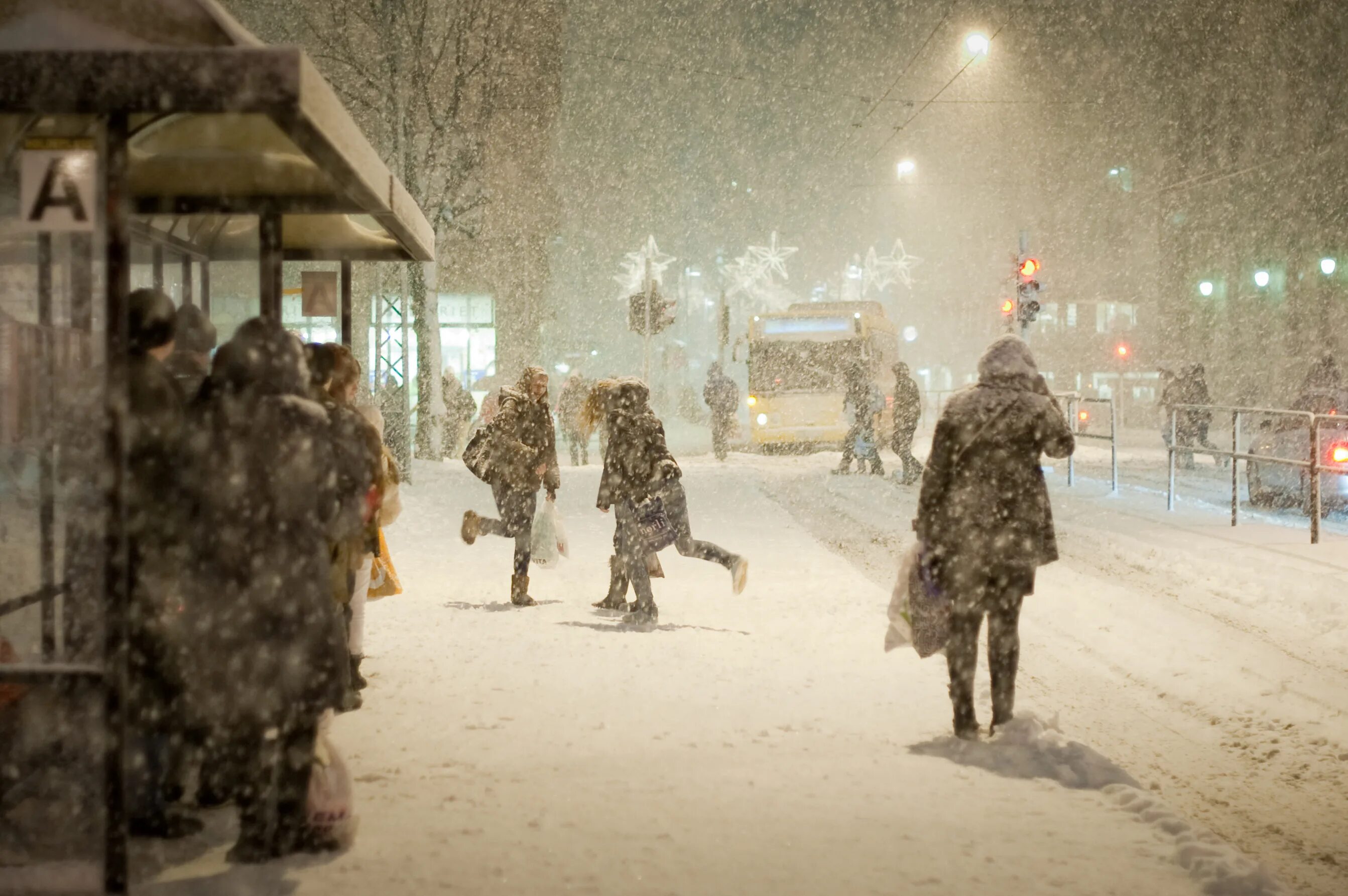 Зима город люди. Люди на остановке зимой. Зимний город с людьми. Люди на улицах города зимой. Суета россия