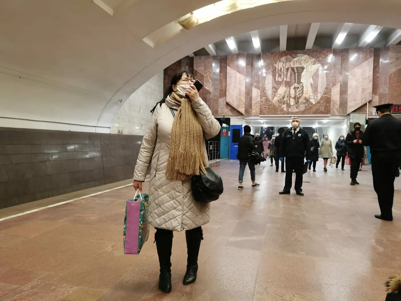 Московское метро женщина. Пассажирка в метро. Женщина в метро раскрыла пальто. Женщина в метро осуждающе.