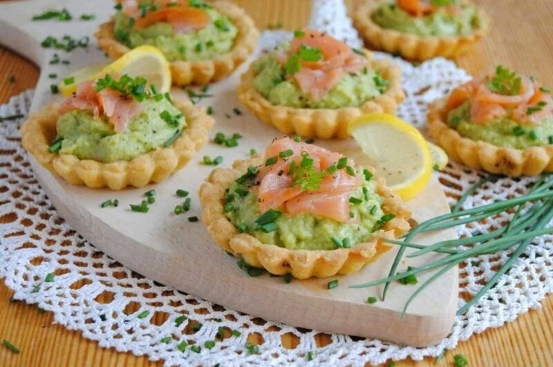 Тарталетки с крабовыми палочками и сыром. Красивые закуски на праздничный стол. Тарталетки с альметте и семгой. Приготовить вкусные тарталетки. Тарталетка для жульена 130.