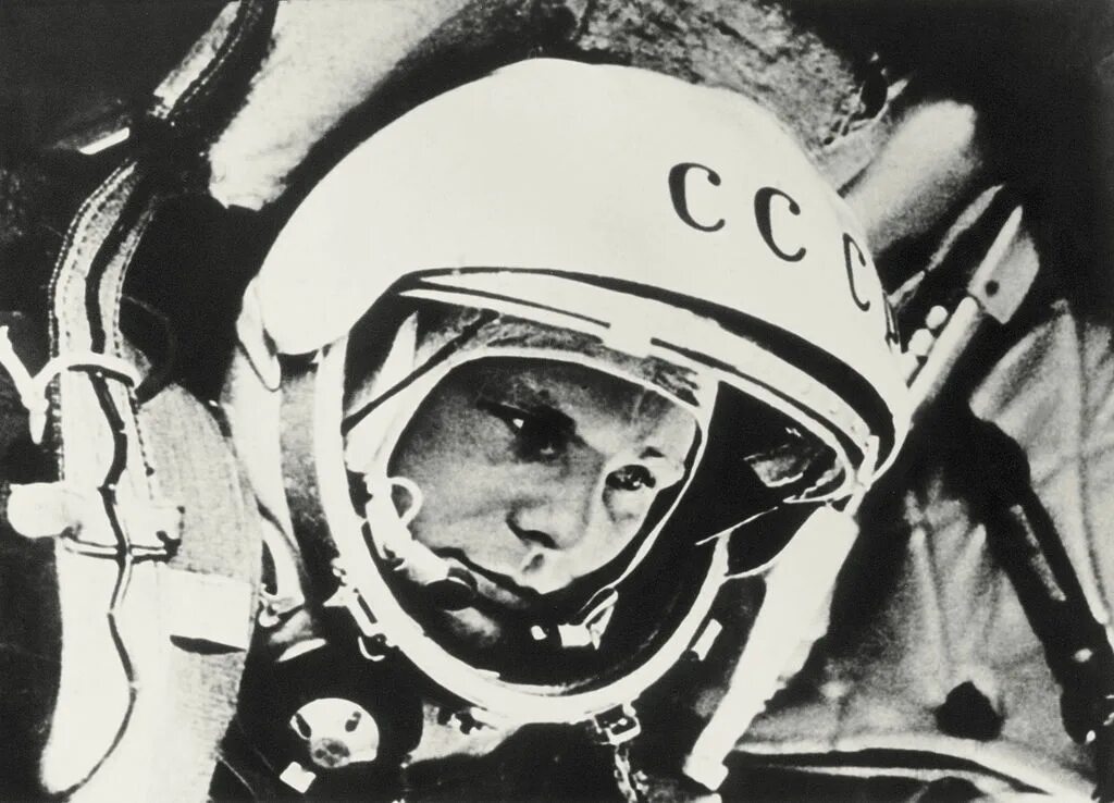 Фото гагарина в шлеме. Гагарин 1963.