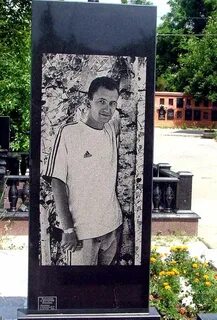 Памятник в полный рост