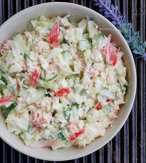 Простой салат с крабовыми палочками и яйцами