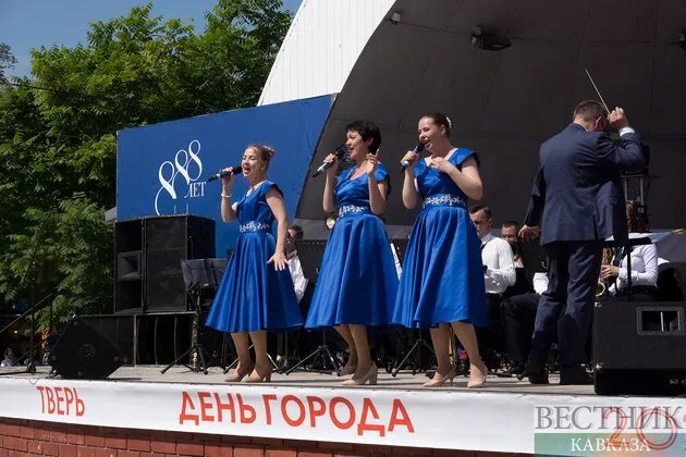 Праздничный концерт в день москвы 9. Городские мероприятия. Молодежный концерт. День молодежи в курске. Артисты на день города 2023.