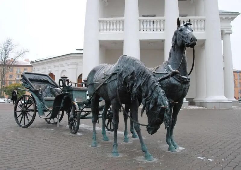 Декоративная скульптура. Отель яр воронеж памятник коню. Статуя коня. Памятник кони. Памятник лошадям мустанг.