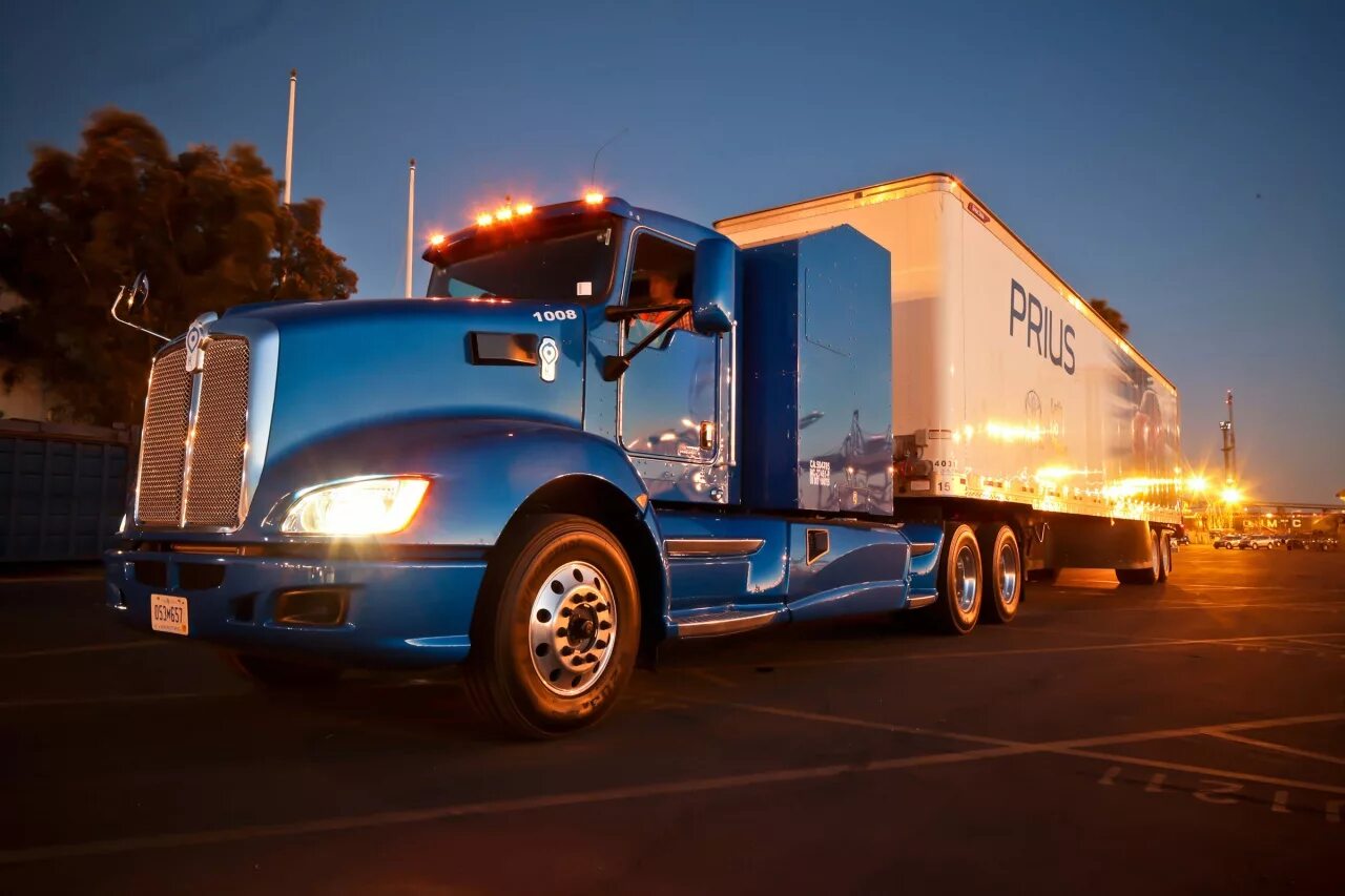 Грузовики на ходу. Toyota fuel Cell Truck Semi. Тойота грузовик фура. Тягач Тойота. Красивые Грузовики.