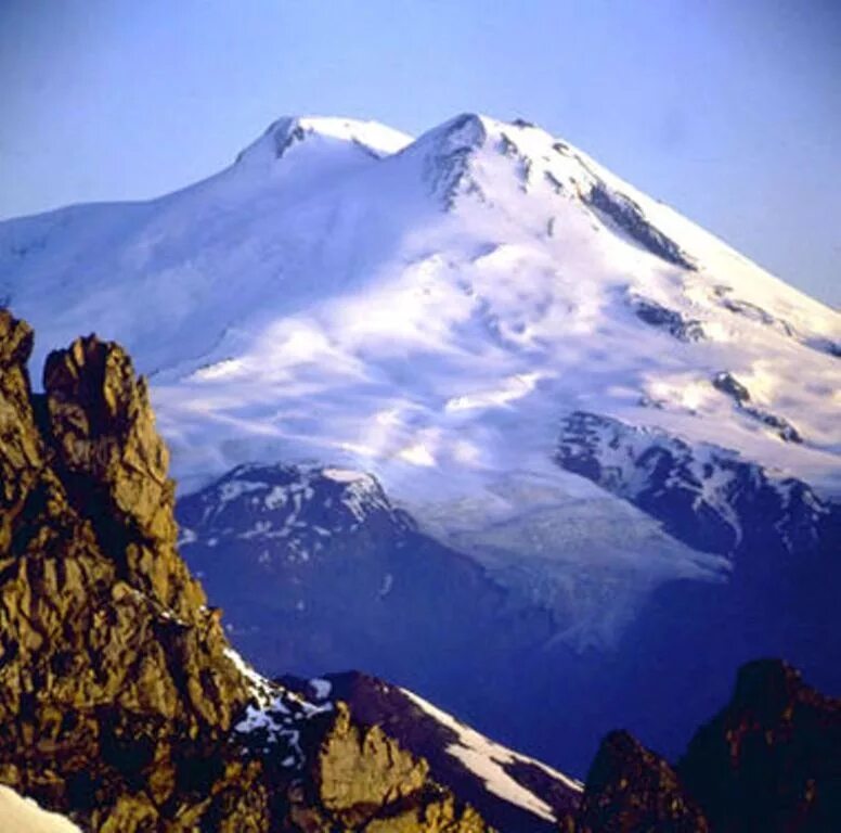 Горы выше 5000 метров. Семь чудес России гора Эльбрус. Горы 5000 метров в России. Эльбрус вертикальное фото. Эльбрус на высоте 5000 метров.