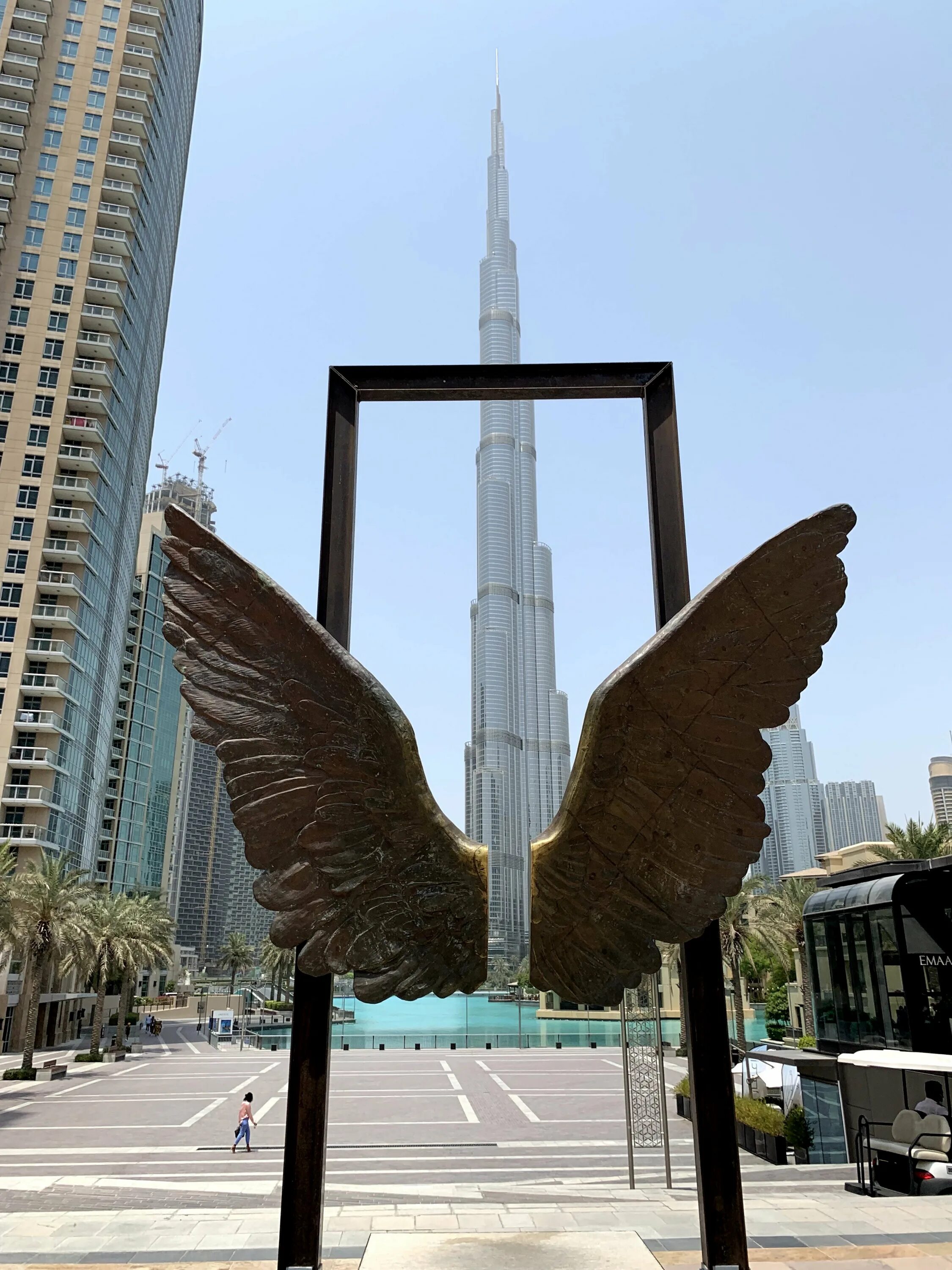 Крылья дубай молл. Wings of mexico в дубае. Дубай мехико. Джумейра бич аквапарк. Крылья мексики в дубае.