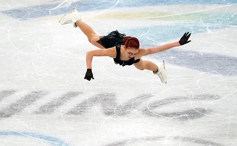 люди плывут на льдине. ребенок идет по льду. прыгнула на лед.