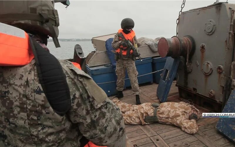 керченский таран. инцидент в керченском проливе. пробоина на украинском корабле. провокация в керченском проливе. 2018 год 25 ноября — инцидент в керченском проливе.