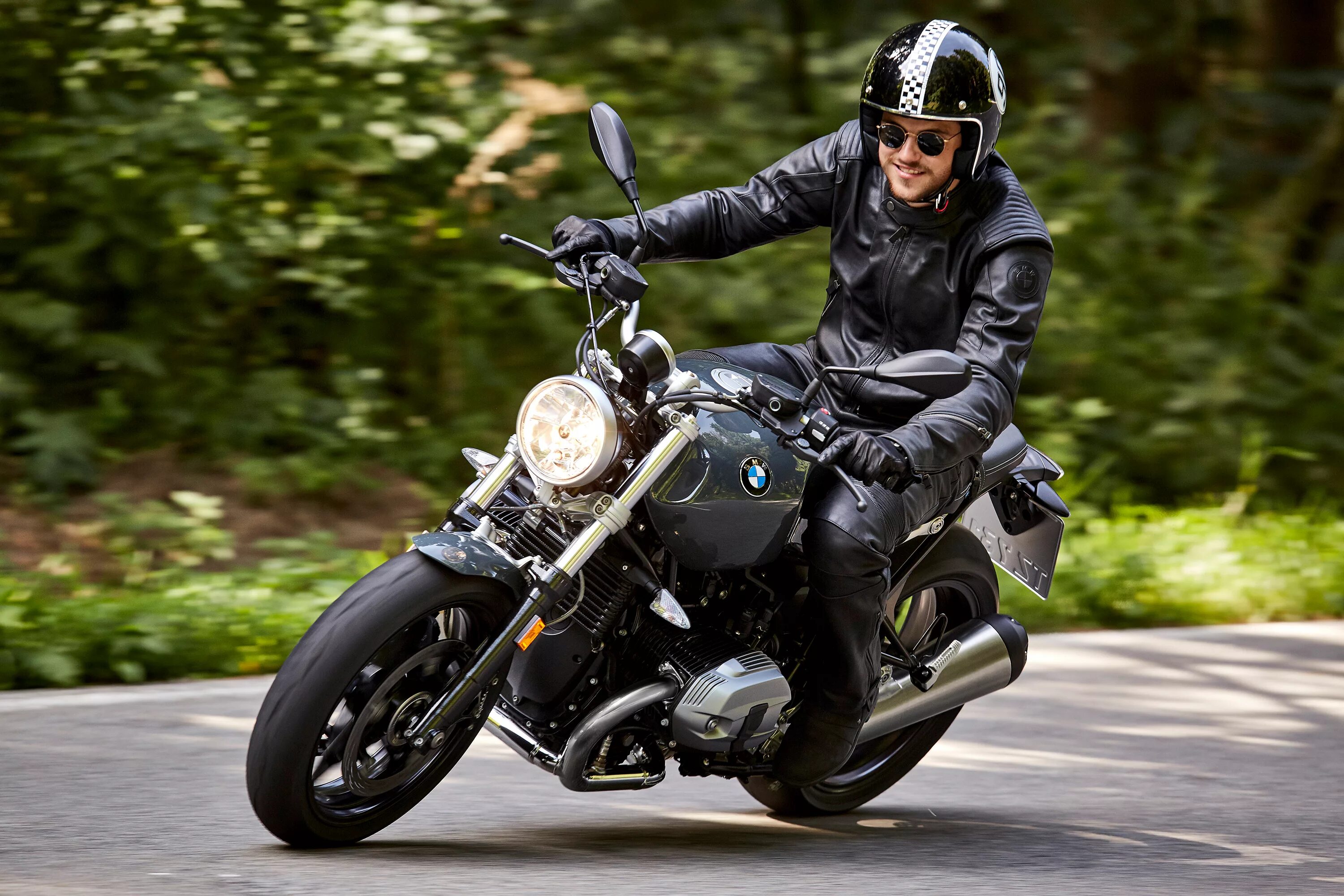 Парень на байке. BMW R NINET. Шлем на BMW R NINET. BMW NINET Pure. Байкер на BMW R Nine t.