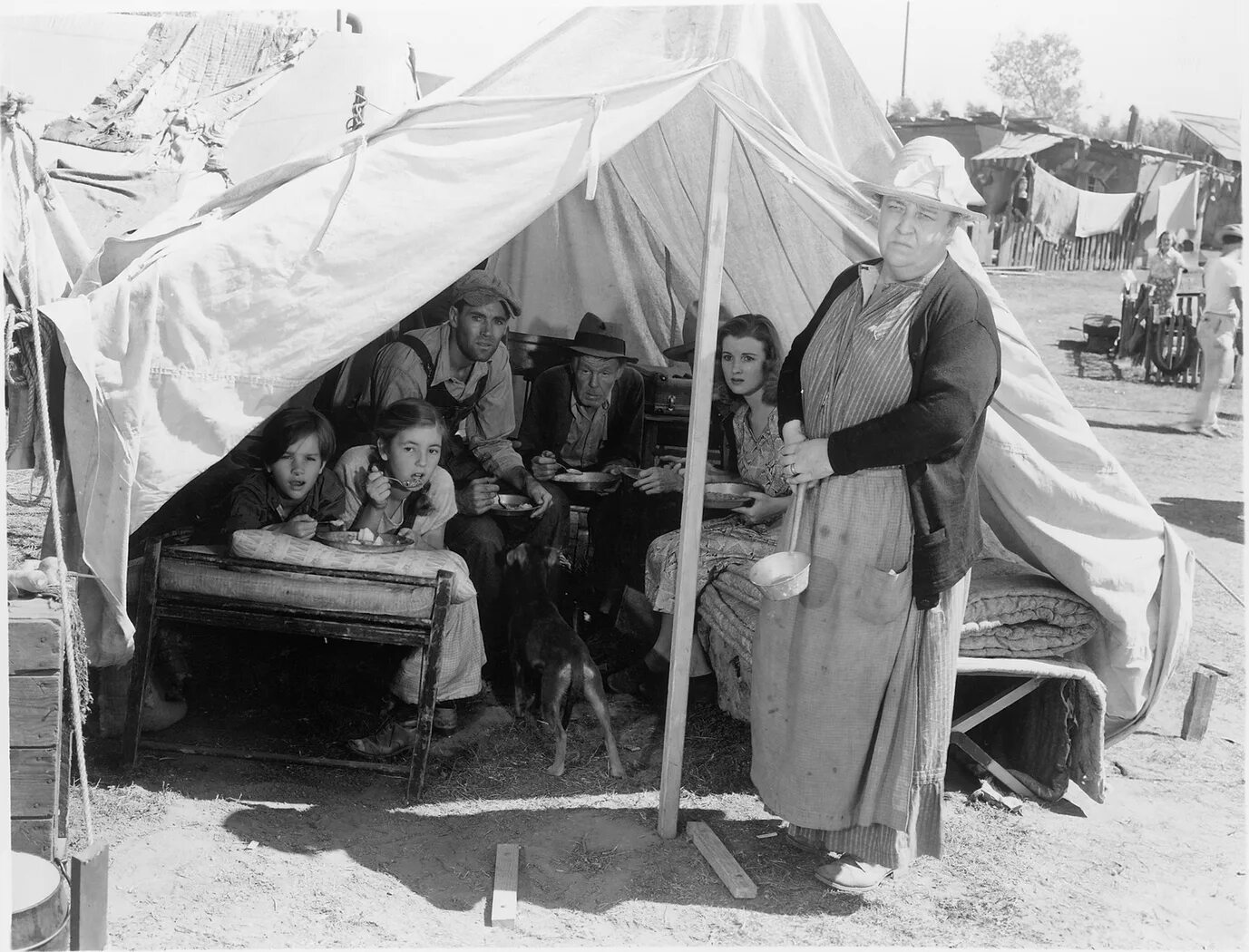 Гроздья гнева 1940. Гроздья гнева фильм 1940. роза сарона гроздья гнева. гроздья гнева 1940 кадры. гроздья гнева джон стейнбек фильм.