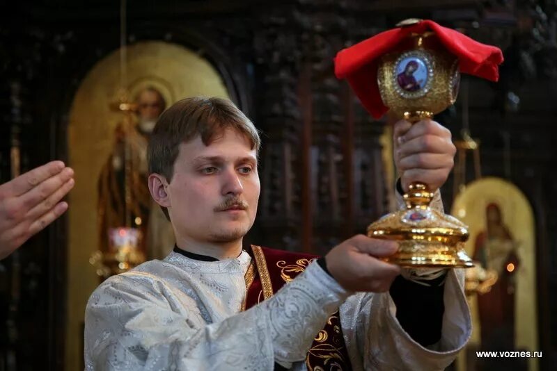 Таинство евхаристии в храме. Причастие грудничка в церкви. Проскомидия священник и диакон. Причащение мирян. Причастие священников.