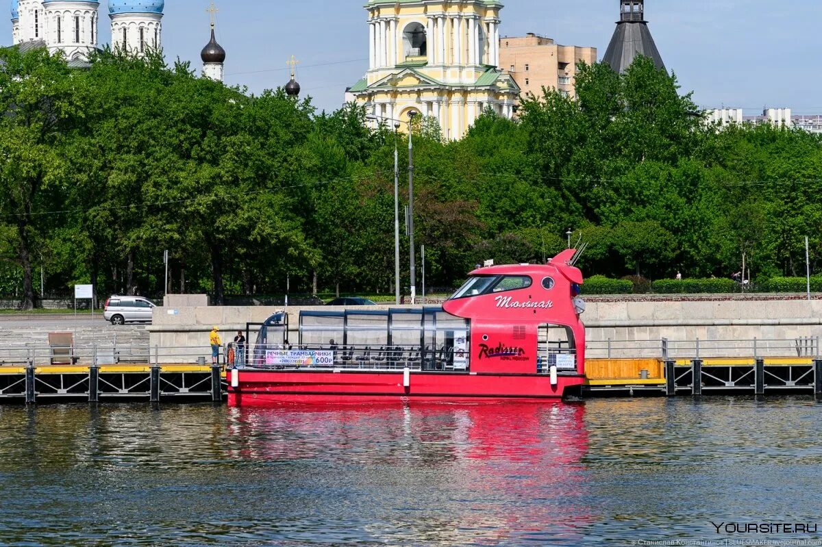 По москва реке на речном трамвайчике цена. Речной трамвайчик Рэдиссон. Речные трамвайчики Рэдиссон в Москве. Флотилия Рэдиссон речные трамвайчики. Рэдиссон Речная прогулка Москва.