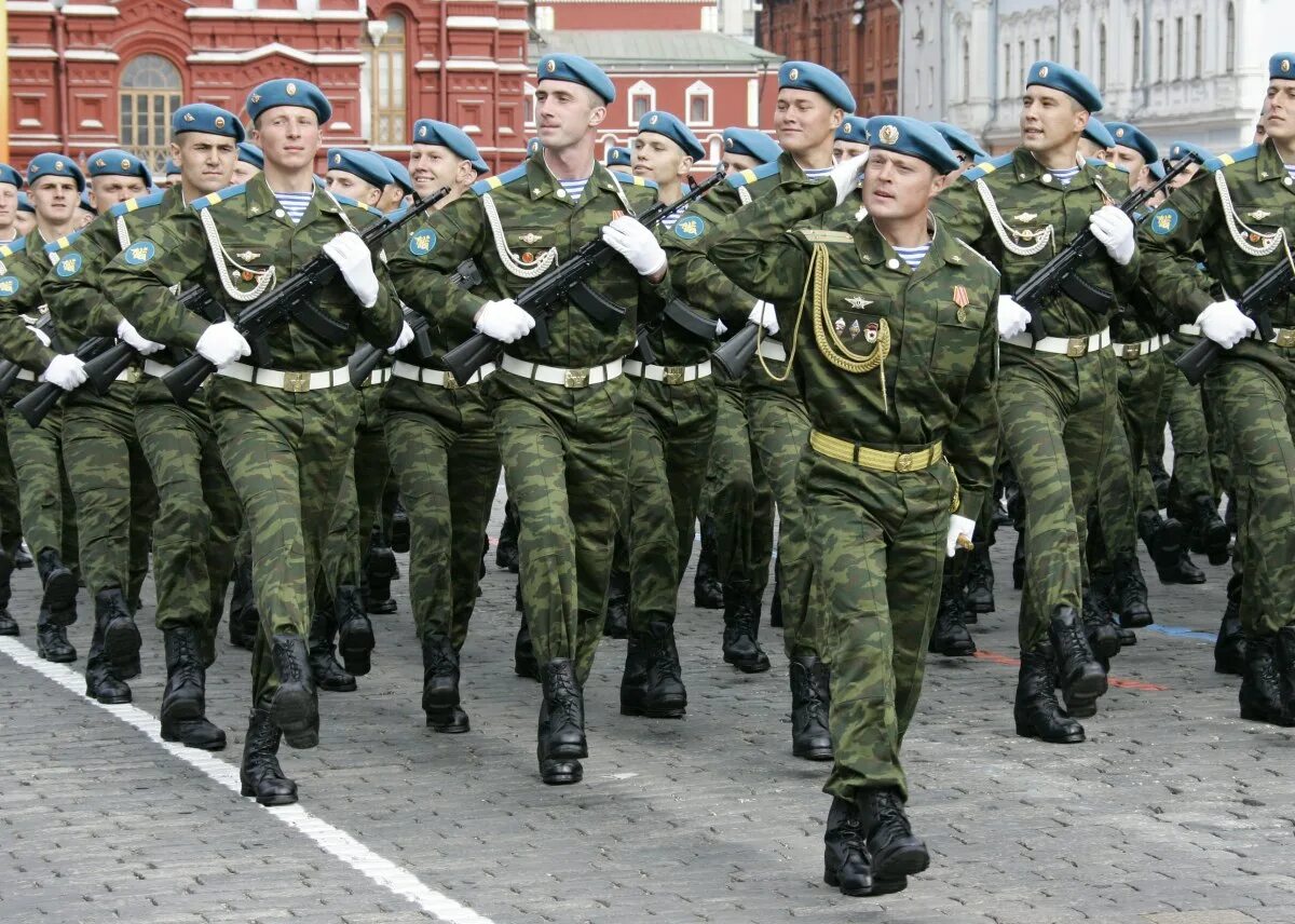 Часть войск идущая впереди. Солдат Российской армии. Российский солдат на параде. Солдаты шагают. Строй солдат.